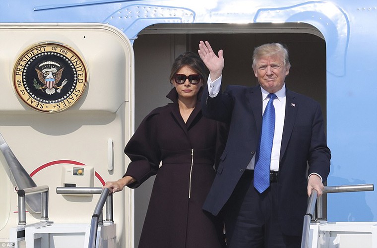 Trưa 7/11,  Tổng thống Mỹ Donald Trump và Đệ nhất phu nhân Melania đã tới căn cứ không quân Osan nằm ở ngoại ô thủ đô Seoul, Hàn Quốc, điểm dừng chân tiếp theo sau Nhật Bản trong chuyến công du Châu Á 14 ngày của ông Trump. Ảnh: AP.